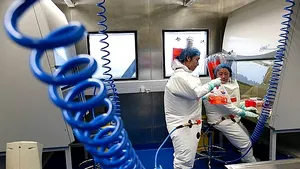 FOTO | Imagini rare din laboratorul din Wuhan: teoria conspiraţiei spune că aici s-ar fi ”creat” noul coronavirus. Oamenii de ştiinţă, îmbrăcaţi în costume SF
