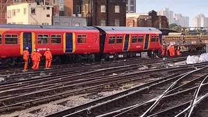 FOTO | Trei persoane au fost rănite uşor după ce un tren a deraiat în apropierea gării Waterloo din Londra