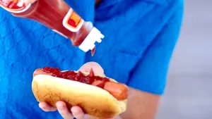 Consumul unui hot dog scurtează viaţa. Ce au descoperit cercetătorii americani? STUDIU