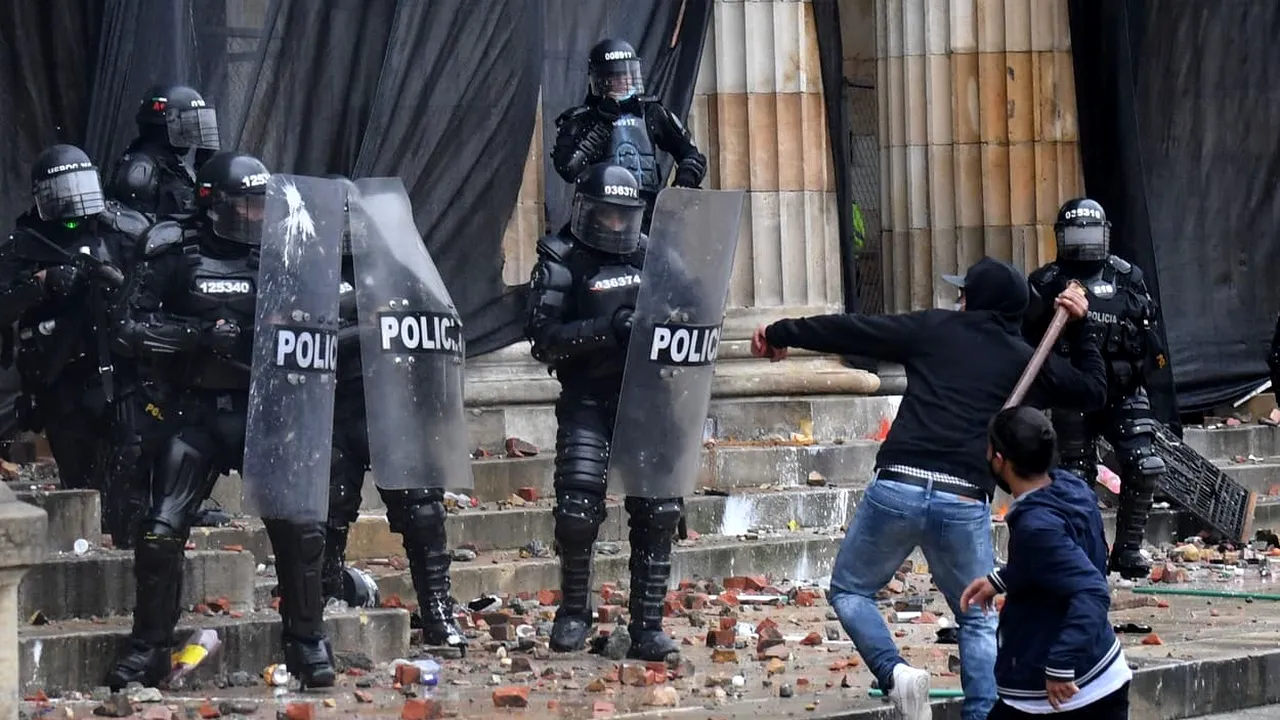Proteste violente în Columbia: 24 de morţi şi zeci de răniţi. Poliţia i-a întâmpinat pe manifestanţi cu glonţ pe ţeavă