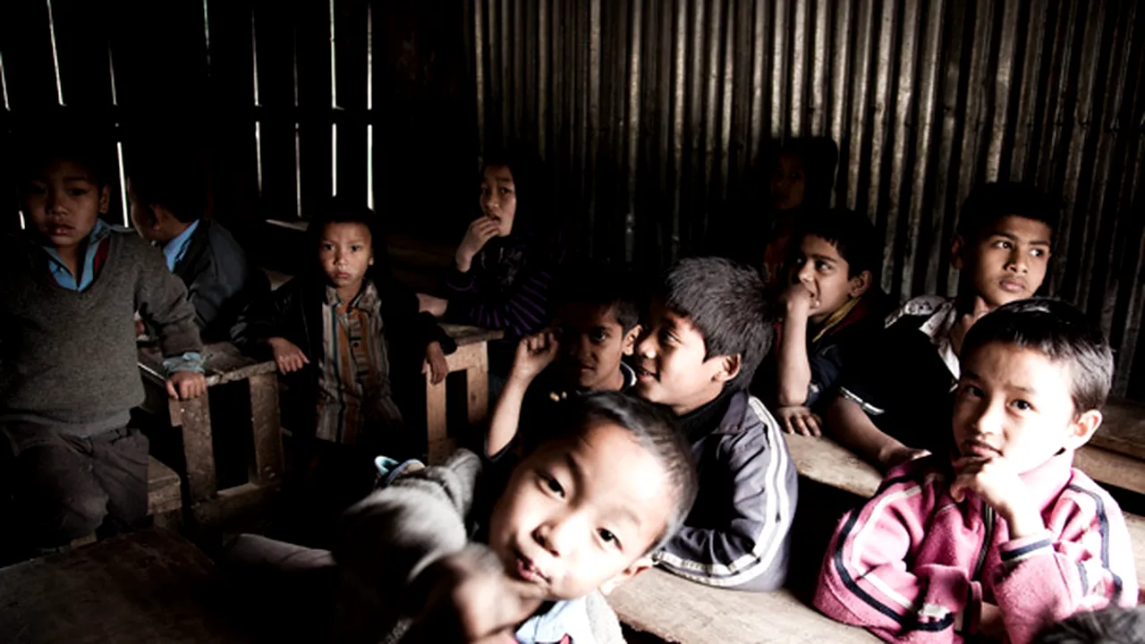17 voluntari români duc aparatură medicală şi rechizite în Nepal, în cadrul celei mai mari expediţii