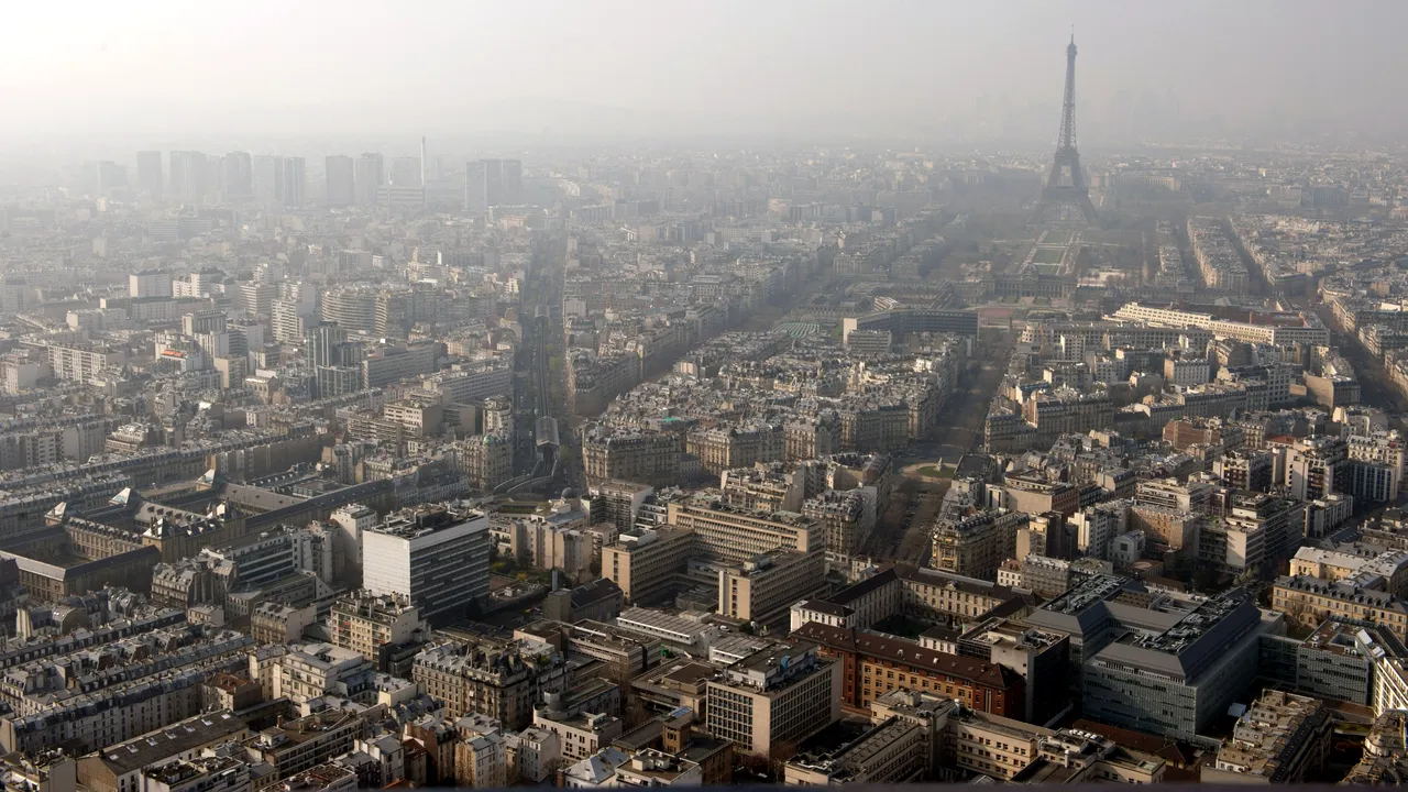 Caniculă în Europa | Parisul aplică măsuri de limitare a poluării după ce au fost atinse niveluri îngrijorătoare. Rezidenţilor li s-a cerut să renunţe la folosirea maşinilor personale