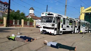 GALERIE FOTO | Expoziţie INEDITĂ în Timişoara: 150 de artişti expun opere într-un depou de tramvaie, la o fostă fabrică sau în cantină