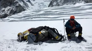 Alpiniştii români care fac un traseu în premieră mondială pe Himalaya, îngropaţi de o avalanşă