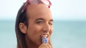 VIDEO O reclamă Snickers, considerată homofobă în Spania, a fost retrasă