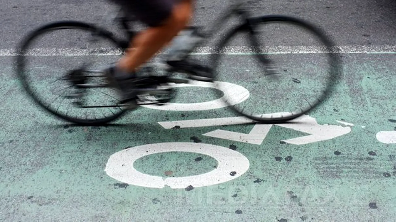 Licenii promovează mersul la şcoală pe bicicletă, timp de un an, în Bucureşti 