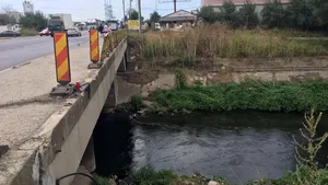 FOTO, VIDEO | Primăria Capitalei, după accidentul în care o maşină a căzut în Dâmboviţa: Nu putem investi pe drumul pe care nu-l administrăm/ Ce spune despre lipsa parapeţilor