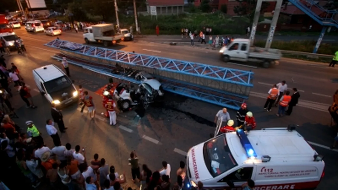 Bărbatul rănit în urma prăbuşirii pasarelei de pe DN1 a murit