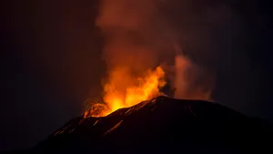 Alertă aeriană în Sicilia, după ce vulcanului Etna a erupt din nou