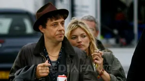 Kate Moss s-a logodit cu iubitul ei, muzicianul Jamie Hince