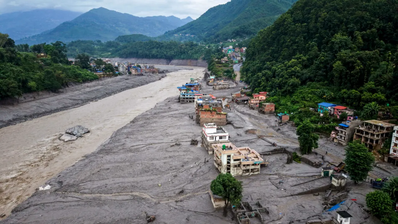 Bilanțul inundațiilor catastrofale din Nepal și China a depășit 1.000 de morți, iar mii de persoane sunt încă dispărute