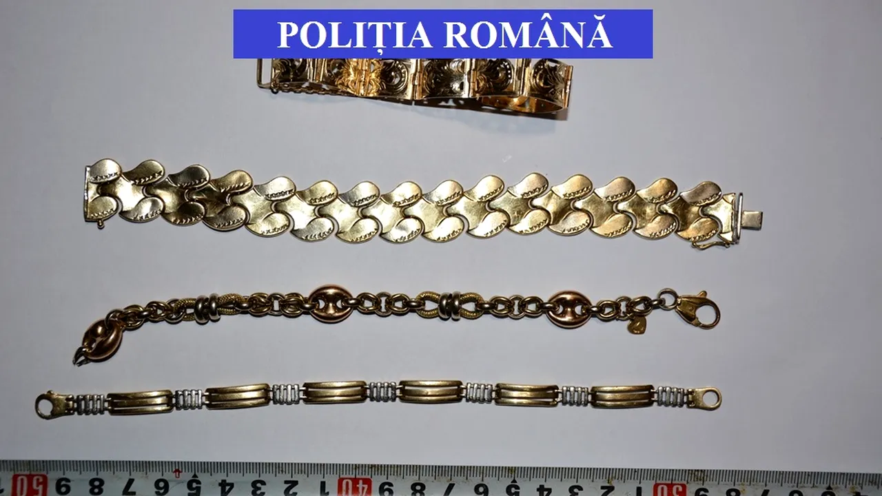 Poliţiştii au confiscat două kilograme de bijuterii şi bani de la cămătari din Bistriţa-Năsăud | GALERIE FOTO