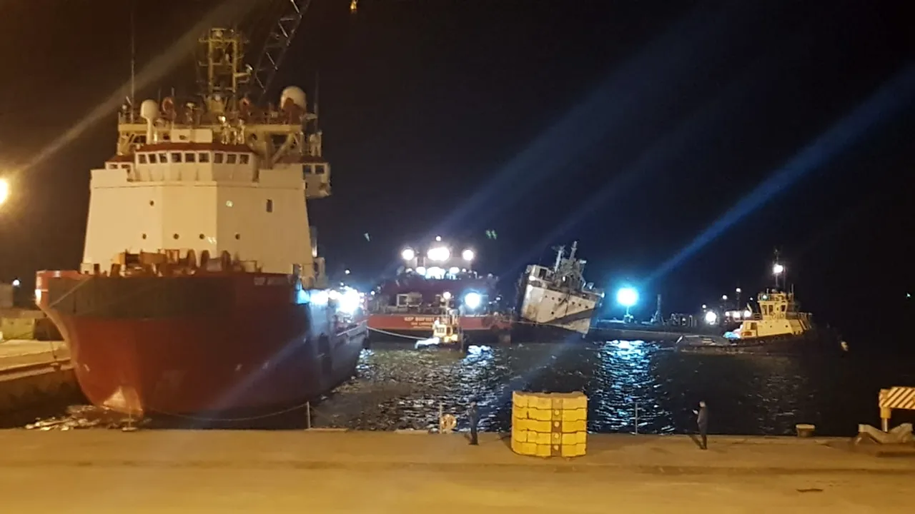VIDEO | S-a încheiat operaţiunea de aducere la cheu a epavei cu oi moarte  / Nava a fost adusă la cheu