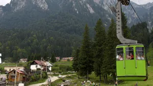 Sute de turişti stau la coadă pentru a urca cu telecabina pe platoul Bucegi
