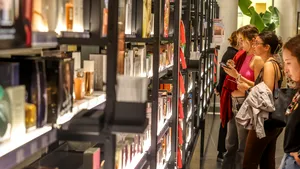 ANALIZĂ Piața cosmeticelor și parfumurilor din România a ajuns la aproape 4,3 mld euro în 2025, cu peste 10% față de 2024. Top 10 retaileri și vânzători angros, dar și principalele trenduri