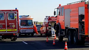 Şapte persoane rănite după ce o maşină a lovit un microbuz care venea din Marea Britanie | FOTO