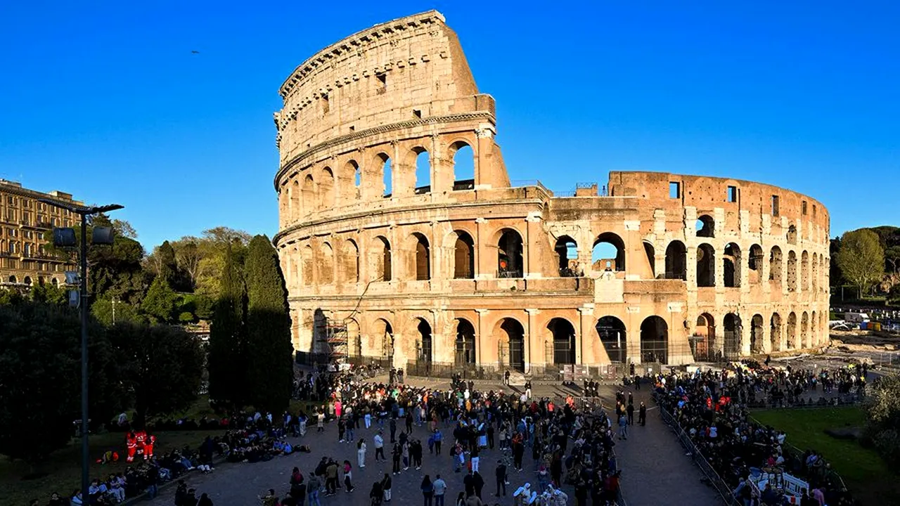 VIDEO Un turist care şi-a scrijelit numele pe Colosseum riscă până la 5 ani de închisoare