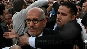 Mohamed ElBaradei, atacat cu pietre în faţa unui birou de vot din Cairo - FOTO
