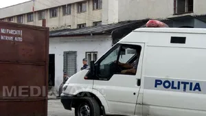 Călăraşi: 24 de persoane împlicate într-un scandal cu săbii, reţinute pentru ultraj