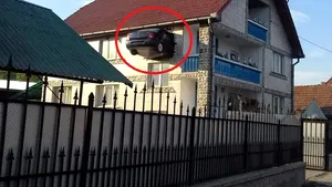 Trecătorii rămân fără cuvinte la vederea maşinii. Explicaţia pentru care un automobil a fost înfipt în zidul unei case din judeţul Alba