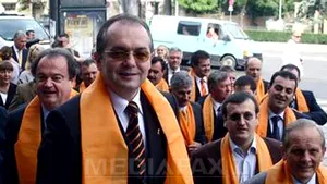 200 de sindicalişti au protestat în faţa sediului unde au loc alegerile PDL Constanţa