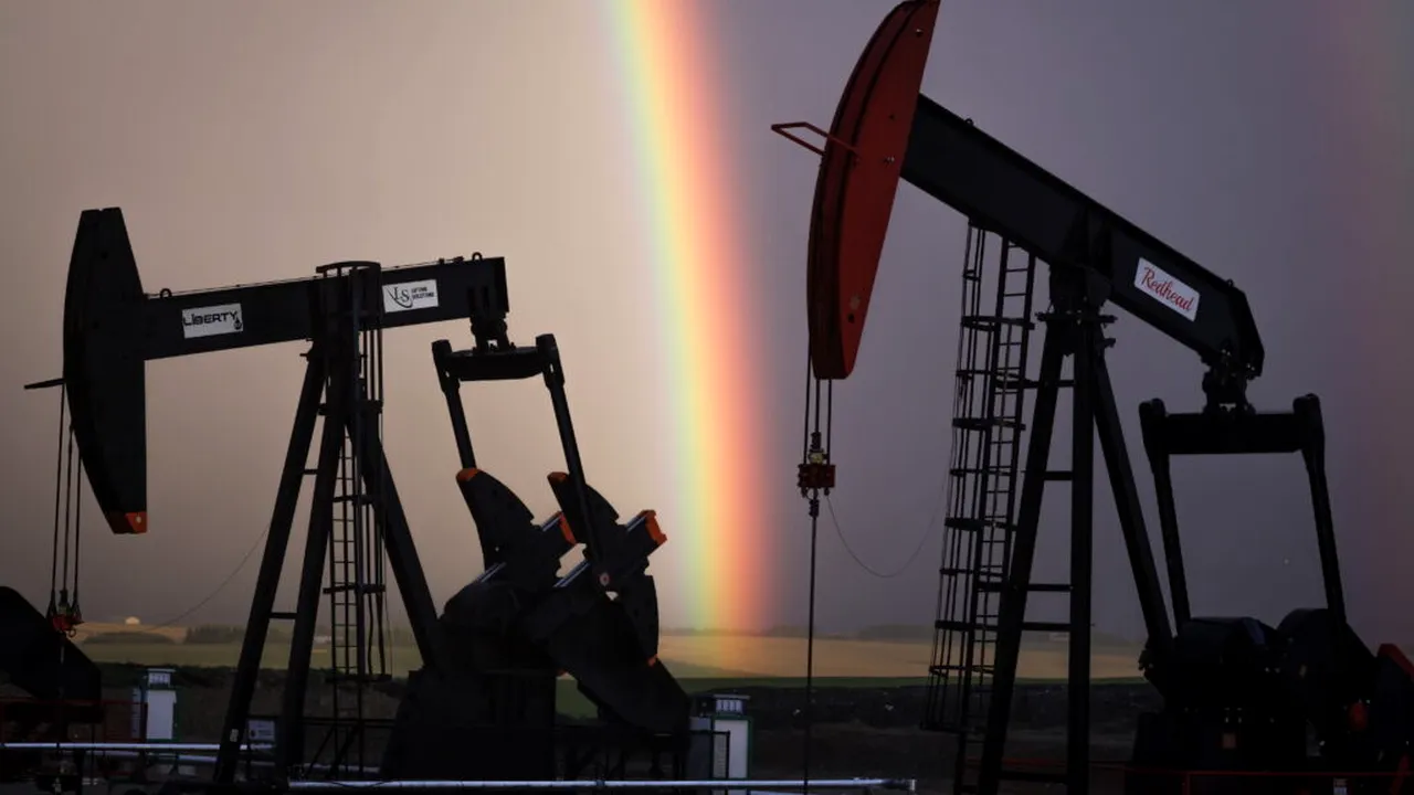 Prețul petrolului își revine după amenințările lui Trump privind cumpărătorii de țiței rusesc