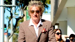 Rod Stewart şi-a plimbat nepoata prin Beverly Hills. Cum arată cântăreţul la 68 de ani - FOTO