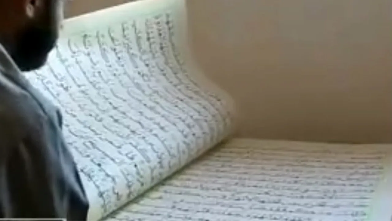 Un expert afgan în caligrafie a creat cel mai mare Coran din lume