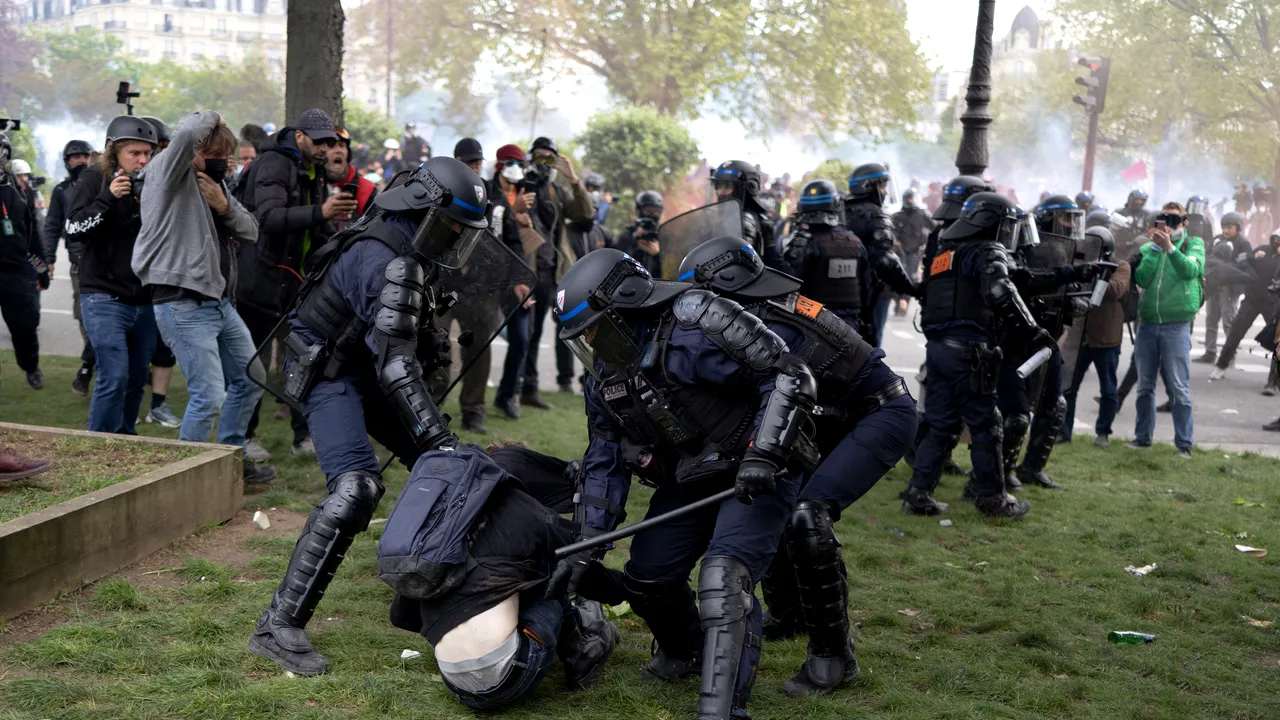 Sute de persoane, rănite în cursul manifestaţiilor din Franţa /Aproape 300 de protestatari, reţinuţi 