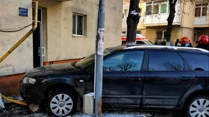 FOTO Ţeavă de gaze, ruptă de o maşină care a izbit violent un bloc din Giurgiu. Pompierii au evacuat persoanele din imobil