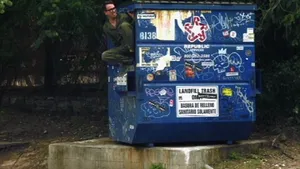 A trăit un an de zile într-un tomberon, iar acum este pe cale să revoluţioneze piaţa imobiliară - VIDEO