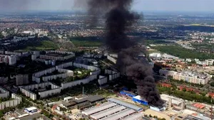 Incendiu de amploare la un centru comercial din Berlin. Sute de pompieri au fost mobilizaţi pentru stingerea sa - FOTO