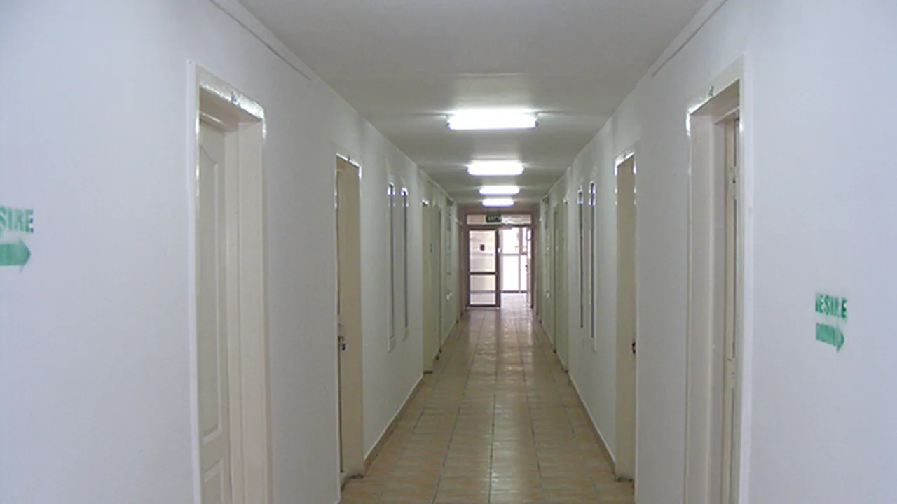 Student, în stare gravă, după ce a căzut de la etajul patru. Ce s-ar fi petrecut în camera de cămin înainte de accident