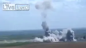 MOMENTUL exploziei unui autovehicul-capcană: Maşina unui membru al Statului Islamic trece peste o mină, este aruncată în aer şi explodează - VIDEO