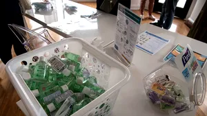 Speculatorul care a rămas cu 17.700 de sticle de gel dezinfectant a decis să le doneze