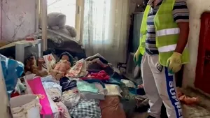 Igienizare masivă după „doi ani de miros greu, pestilenţial”: 38 de metri cubi de gunoi, adunaţi dintr-un apartament din Bucureşti