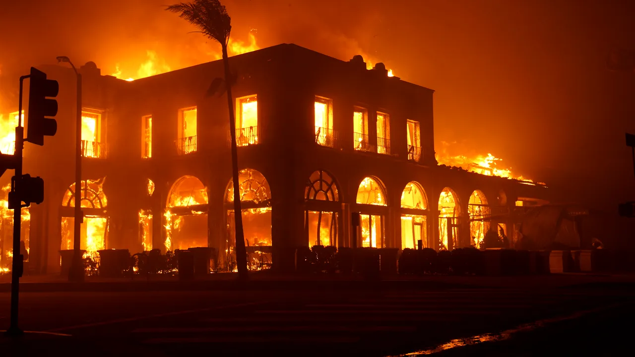 Incendii devastatoare în Los Angeles: cel puţin 5 morţi şi zeci de mii de evacuaţi
