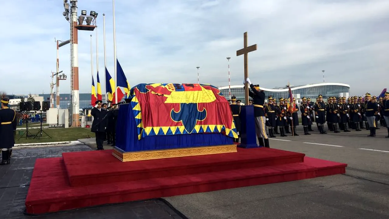 Regele Mihai s-a întors pentru totdeauna în România | Corpul neînsufleţit al fostului suveran a ajuns la Castelul Peleş/ Scurtă slujbă ortodoxă, oficiată la sosirea pe Aeroportul Otopeni/ Clopotele bisericilor au sunat în toată ţara | FOTO, VIDEO
