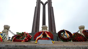 Ceremonie în Parcul Carol I pentru a marca centenarul depunerii osemintelor Ostaşului Necunoscut