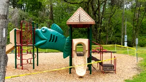 Stare de alertă: De azi, te poţi relaxa în parc. Locurile de joacă pentru copii rămân, însă, închise