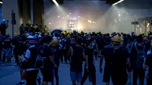 Criza din Hong Kong. Gaze lacrimogene, folosite pentru a dispersa protestatarii/ Mii de activişti ocupă o parte din aeroport