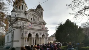 Mii de oameni s-au înghesuit la moaştele Sfântului Andrei, în faţa Catedralei Arhiepiscopale Galaţi | GALERIE FOTO 