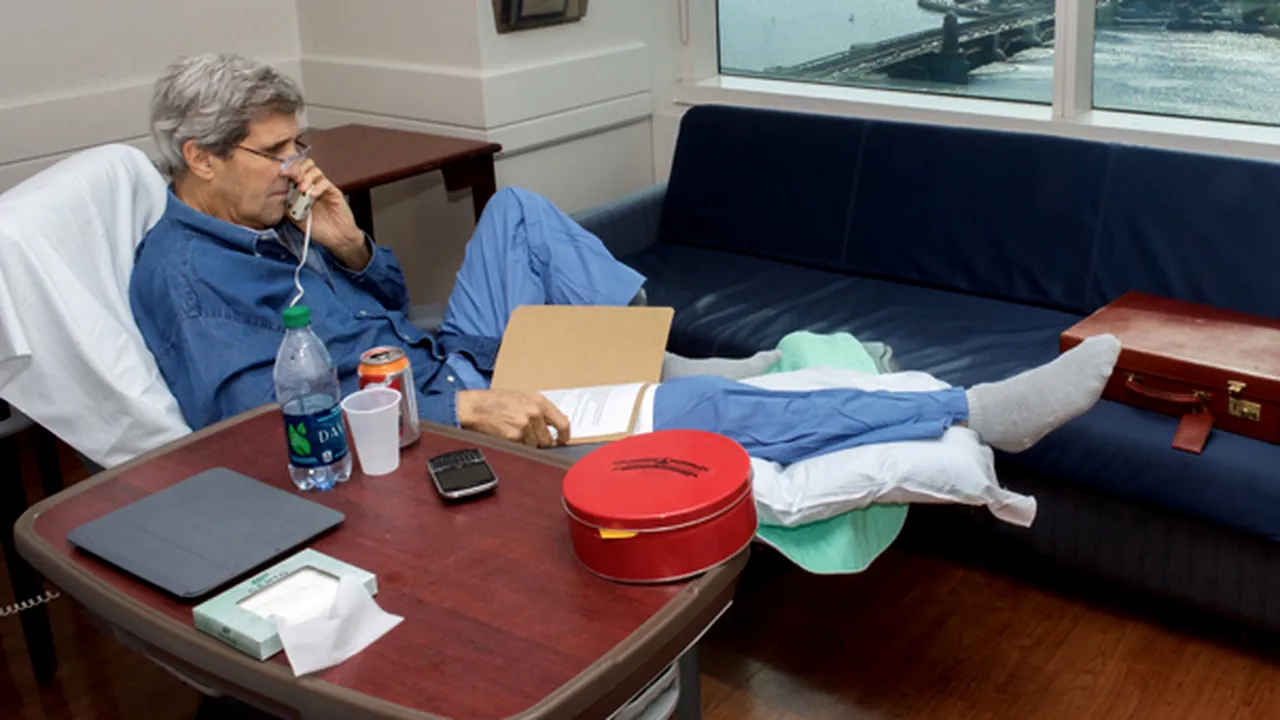 John Kerry părăseşte spitalul în care a fost operat în urma unei fracturi de femur 
