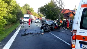 Accident cumplit pe Valea Oltului: Două persoane au murit, iar un copil a ajuns la spital după ce un TIR şi două maşini s-au ciocnit violent | FOTO