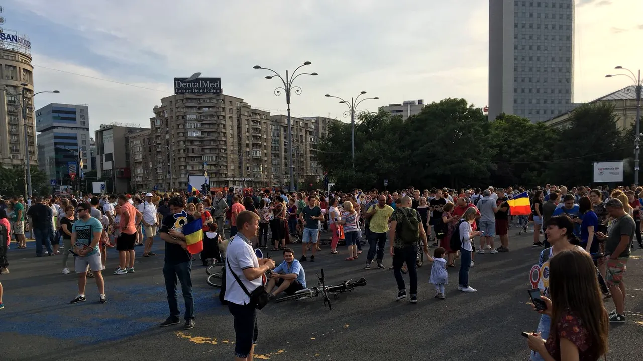 Aproximativ 2.000 de manifestanţi #rezist, protest în Piaţa Victoriei: 