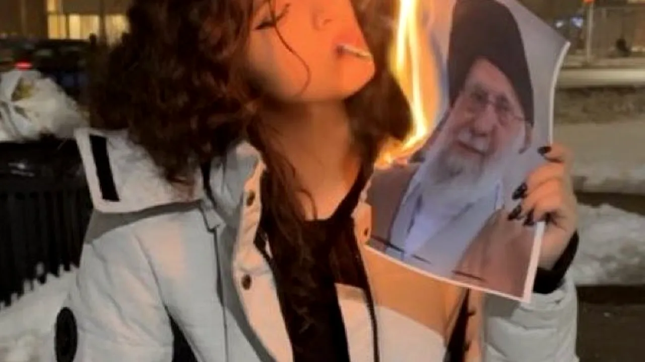 Sfidare extremă în Iran: femeile iraniene își aprind țigări cu poze incendiate ale ayatollahlui Khamenei