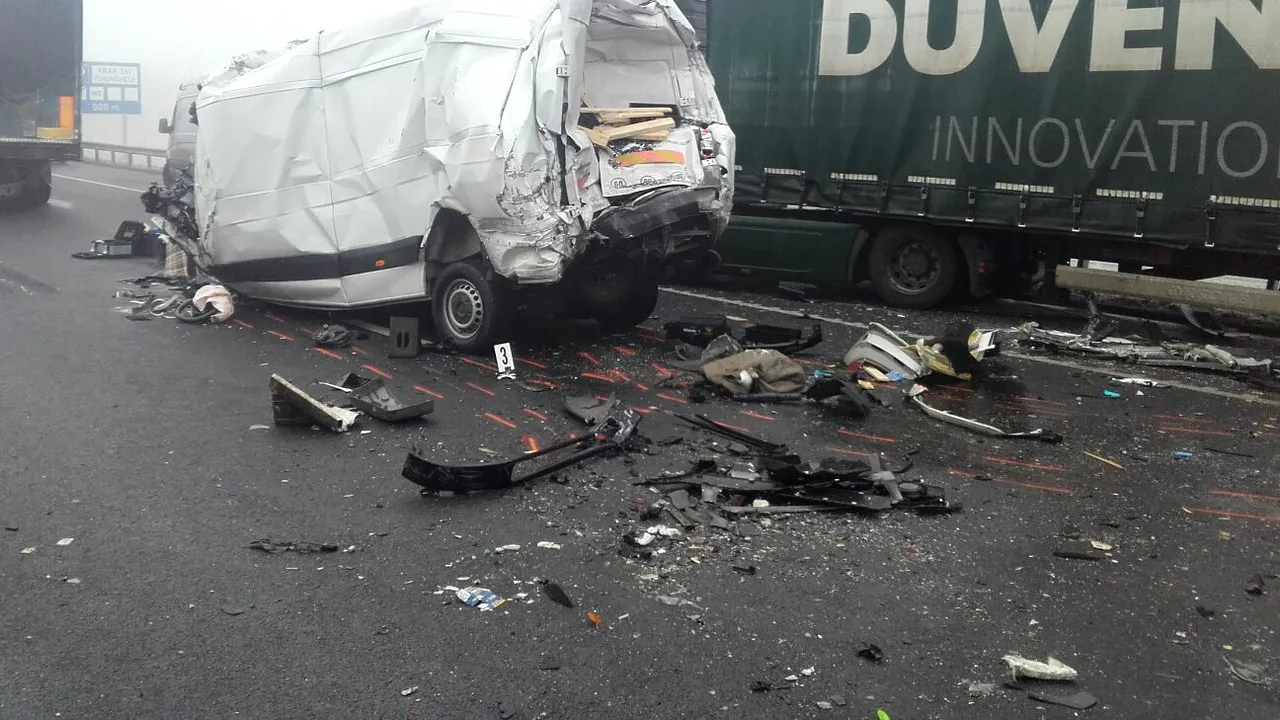 FOTO Autocar românesc, implicat într-un accident grav în Ungaria la 2 km de Vama Nădlac. UPDATE: Patru morţi, între care un român, şase răniţi, transportaţi la spitale
