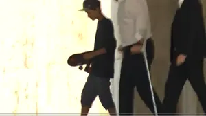 Fiul lui Ponta, Andrei, a venit la Guvern, cu un skateboard în mână. Premierul a plecat împreună cu fiul său după aproximativ patru ore - VIDEO