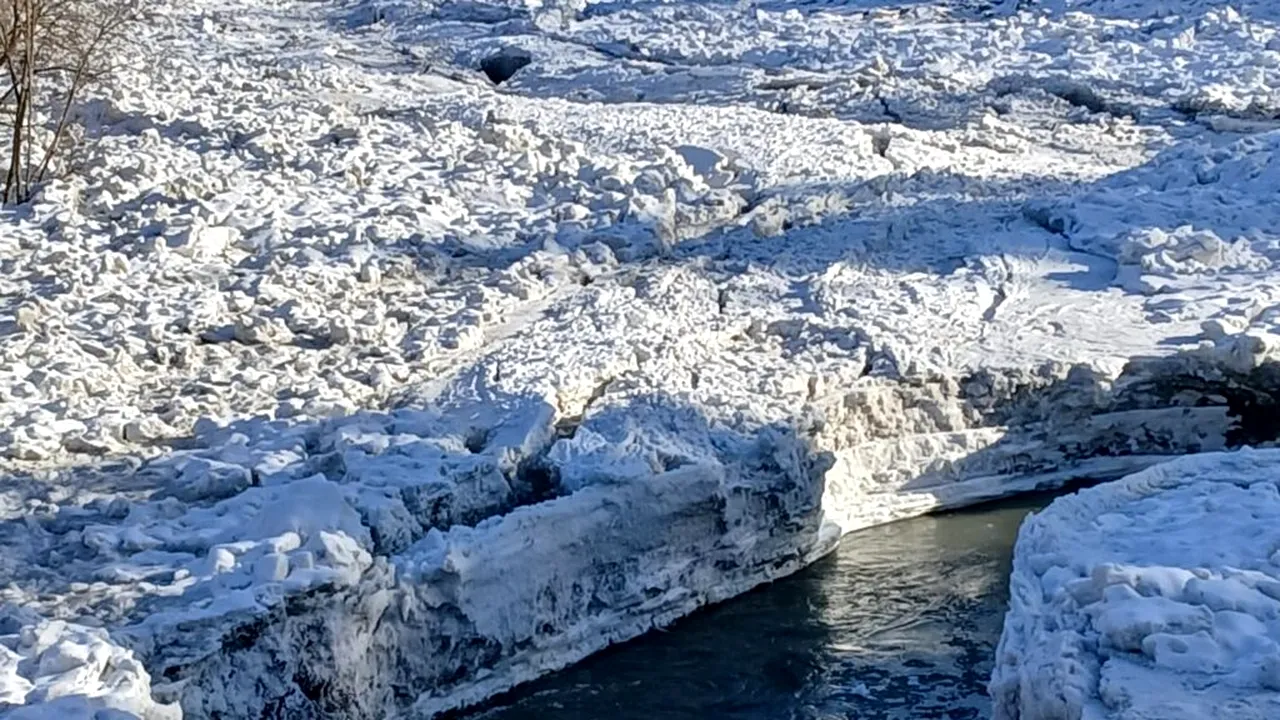 Aglomerări de ghețuri și zăpor pe râul Bistrița. Fenomenul se manifestă pe 8,9 kilometri