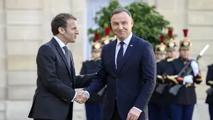Un fals „Macron” l-a sunat pe Duda în noaptea în care o rachetă a ajuns în Polonia. Gluma, virală
